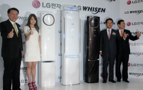 LG전자가 6일 남산 반얀트리에서 개최한 ‘2013년 휘센 에어컨 신제품 발표회’에서 주요 참석자들이 기념촬영을 하고 있다. 좌측부터 AE사업본부장 노환용 사장, 광고모델 손연재씨