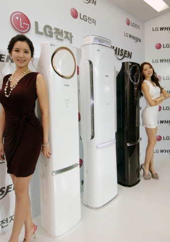 LG전자가 6일 남산 반얀트리에서 개최한 ‘2013년 휘센 에어컨 신제품 발표회’에서 모델들이 ‘손연재 스페셜 G’ 제품을 소개하고 있다.