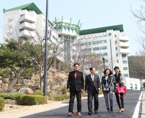 동명대에 동시 합격한 안민범씨 3가족과 설동근 총장