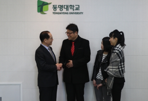 동명대에 동시 합격한 안민범씨 3가족과 설동근 총장
