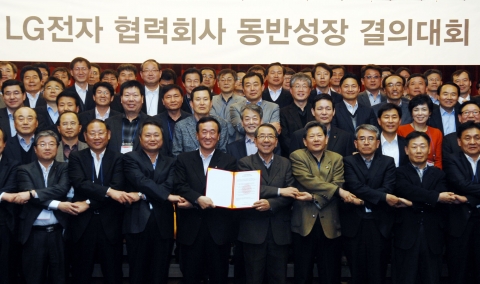 6일 LG트윈타워에서 개최된 ‘2013 LG전자 동반성장 결의대회’에서 LG전자 경영진과 100여명의 협력회사 대표들이 동반성장을 결의했다. (가운데 왼쪽부터) LG전자 COO 김