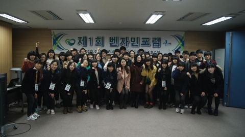 특별강사로 나선 문정림의원(앞줄 가운데)과 벤자민포럼 참가자들의 단체사진