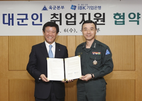 IBK기업은행(www.ibk.co.kr, 은행장 조준희)은 6일 오후 충남 계룡대 육군본부에서 조준희 은행장(사진 왼쪽)과 조정환 육군참모총장(사진 오른쪽) 등이 참석한 가운데 ‘