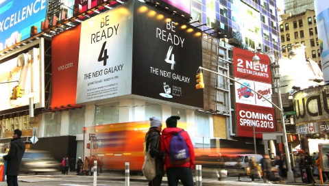 삼성전자는 4일부터(현지시간) 미국 뉴욕 타임스퀘어 브로드웨이에 ‘Be Ready 4 the Next GALAXY’ 라는 대형 광고판을
설치해 뉴욕 시민들의 눈길을 끌고 있다.