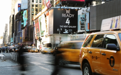 삼성전자는 4일부터(현지시간) 미국 뉴욕 타임스퀘어 브로드웨이에 ‘Be Ready 4 the Next GALAXY’ 라는 대형 광고판을
설치해 뉴욕 시민들의 눈길을 끌고 있다.