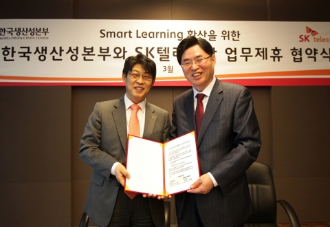 7일 SK텔레콤 을지로 본사에서 열린 SK텔레콤과 한국생산성본부 간의 ‘스마트 러닝 확산을 위한 업무협약’ 체결식에서 SK텔레콤의 김장기 기업사업2본부장(사진 왼쪽)과 한국생산성본