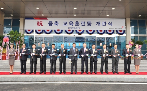 7일(목) 서울시 강서구 오쇠동 아시아나본사 증축 교육훈련동에서 열린 ‘증축 교육훈련동 개관식’에서 금호아시아나그룹 박삼구 회장(우측 7번째), 금호아시아나그룹 박찬법 고문(우측 