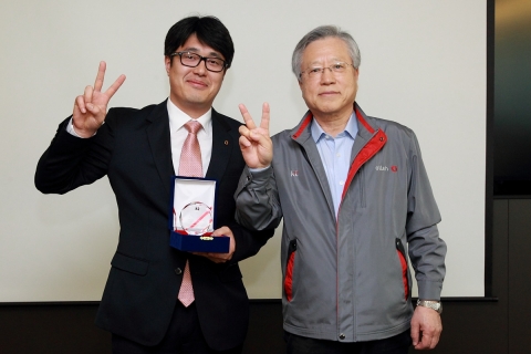 KT 이석채 회장(사진 오른쪽)은 7일 서초동에 위치한 올레캠퍼스에서 KT의 첫 Small CIC(Company in Company) 최대출 소사장(사진 왼쪽)에게 새로운 출발을 