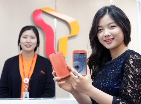 갤럭시POP광고모델 김유정 양이 SK텔레콤으로부터 ‘갤럭시POP 페스티벌 오렌지’를 선물 받아 개통하고 있는 모습