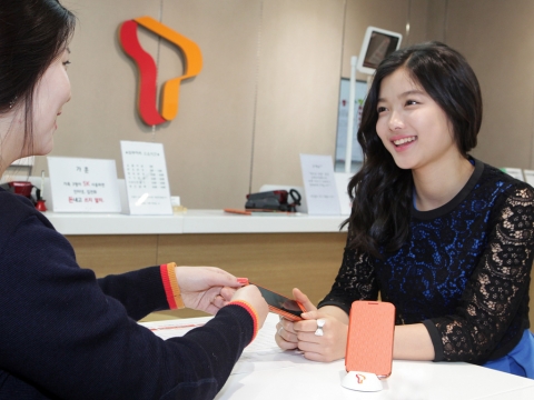 갤럭시POP광고모델 김유정 양이 SK텔레콤으로부터 ‘갤럭시POP 페스티벌 오렌지’를 선물 받아 개통하고 있는 모습