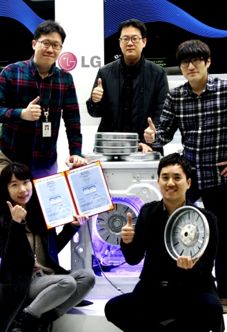 LG전자 세탁기 핵심부품인 ‘다이렉트 드라이브 모터’가 유럽 최고의 규격 인증 기관인 독일전기기술자협회로부터 사상 최장 기간인 20년 수명 공인 인증을 받았다. DD모터 개발 연구