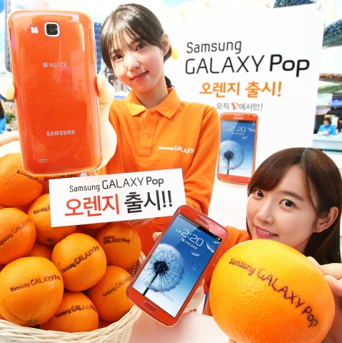 삼성전자 모델들이 코엑스에서 진행된 행사에서 갤럭시팝 오렌지 색상 모델을 선보이는 모습.