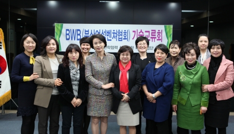 동명대학교 기술교류회 부산여성벤처협회가 지난 3월 8일 특강과 함께 가진 월례회 장면