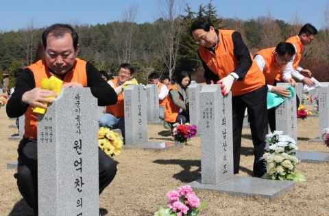 한화그룹 임직원들로 구성된 한화봉사단 12여명이 대전현충원에서 묘비닦기와 무연고 묘역 가꾸기 활동을 진행하고 있다.