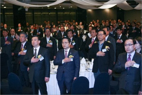 2013년 재경대구경북 청년위원회 신년교례회에서 내빈들이 국민의례를 하고 있는 모습.