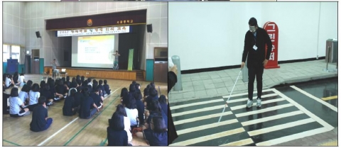 학생들에게 장애에 대한 올바른 이해 및 장애인을 위한 편의시설 필요성 등에 대해 교육 중이다.