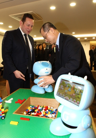 KT(www.kt.com 회장 이석채)는 12일 영국의 에드 베이지(Ed Vaizey) 문화커뮤니케이션창조산업부 장관이 광화문의 올레스퀘어를 방문하여 KT의 ICT 대표적인 상품 
