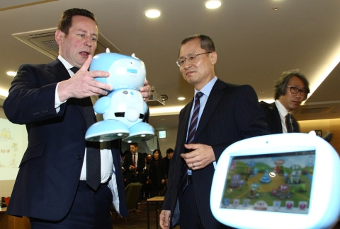 KT(www.kt.com 회장 이석채)는 12일 영국의 에드 베이지(Ed Vaizey) 문화커뮤니케이션창조산업부 장관이 광화문의 올레스퀘어를 방문하여 KT의 ICT 대표적인 상품 