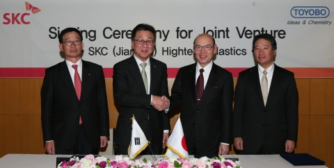 박장석 SKC 사장과(왼쪽에서 두번째) 류조 사카모토 도요보 사장(왼쪽에서 세번째)이 SKC 중국PET필름공장(법인명 SKC Jiangsu Hightech Plastics) 지분투자계약서에 서명을 마친 후 악수하고 있다.