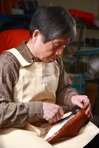 아이쿱생협 수제구두브랜드 ‘르소메’를 만들고 있는 서울 성수동 구두장인은 40년이 넘게 구두를 만드는 것이 가장 행복하다고 얘기한다.