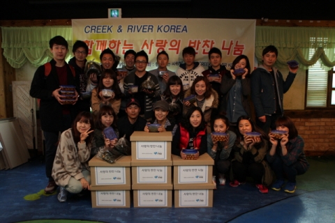 지난 9일, 사단법인 함께하는 사랑밭과 문화사업에이전트 크릭앤리버코리아 직원들이 밑반찬을 만들어 저소득 가정에게 전달하는 나눔 행사를 열었다.