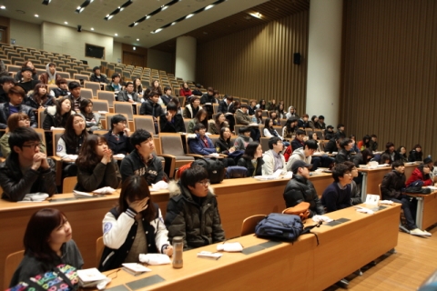 지난 11일, 연세대학교 국제캠퍼스 학부 신입생 90여명이 사단법인 함께하는 사랑밭이 진행하는 참여형 기부 프로그램 ‘배냇저고리 캠페인’에 참여했다.