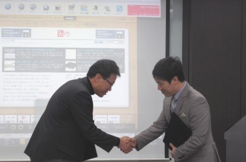 PC사랑 김종원 대표이사 (왼쪽)와 리얼로거코리아 이정구 대표이사 (오른쪽)가 악수를 나누고 있는 모습.