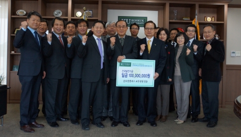 건국대학교(총장 송희영)는 13일 현근 부총장을 포함한 글로컬 캠퍼스의 대학본부 보직교수와 단과대학 학장 등 교무위원 17명이 발전기금 1억원을 학교에 기탁하기로 약정했다고 밝혔다