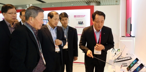 LG는 13일 서울 양재동에 위치한 LG전자 서초R&D캠퍼스에서 연구개발성과보고회를 개최했다. 구본무 LG 회장은 이날 행사에서 지난해 뛰어난 R&D성과를 창출한 24개 팀에 연구개발상을 수여했으며, 전시관에서 10개 계열사의 70여개 핵심기술을 일일이 살펴봤다. 사진은 구본무 회장이 LG전자 MC연구소 하정욱  상무로부터 LTE 스마트폰의 기술 현황에 대한 설명을 듣고 있는 모습.(왼쪽부터 박진수 LG화학 사장, 구본무 회장, 이상철 LG유플러스 부회장, 조준호 (주)LG 사장, 하정욱 LG전자 상무)