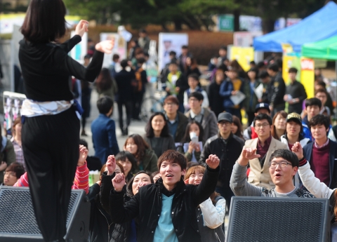 13일 오후 서울 광진구 능동로 건국대 캠퍼스에서 열린 ‘2013 건국대 동아리 새내기 맞이 행사’에서 학생들이 힙합 댄스 동아리 학생들의 공연을 즐기고 있다.
