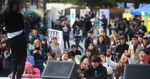 13일 오후 서울 광진구 능동로 건국대 캠퍼스에서 열린 ‘2013 건국대 동아리 새내기 맞이 행사’에서 학생들이 힙합 댄스 동아리 학생들의 공연을 즐기고 있다.