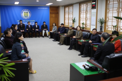 군산대학교는 13일(수) 군산대학교 황룡문화관 2층 대회의실에서 2012학년도 우수 수업상 수상자에 대한 시상식을 개최하였다.