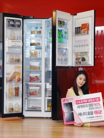 LG전자가 양문형 세계 최대 용량 901리터 냉장고 신제품을 14일 출시한다. 모델이 ‘G프로젝트’ 냉장고 첫번째 신제품 앞에서 포즈를 취하고 있다.