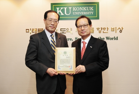 건국대학교(총장 송희영)는 14일 동물생명과학대학 동물자원과학과 강창원 교수(65)가 오는 8월 정년퇴임을 앞두고 학교 발전기금과 장학기금으로 1억원을 기탁했다고 밝혔다.