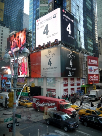 LG전자는 현지시각 13일부터 뉴욕 타임스퀘어에 위치한 광고판을 통해 ‘옵티머스 G’의 새 광고를 게시하고 있다. LG전자는 출시 후 호평이 지속되고 있는 옵티머스 G의 우수성을 ...