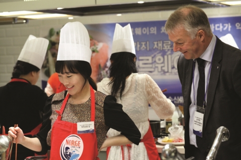 ‘노르웨이 生연어 쿠킹 콘테스트’ 심사위원이자 노르웨이 수산물 위원회 한국·일본 담당 헨릭 앤더슨 이사가 참가자의 요리를 유심히 바라보고 있다.