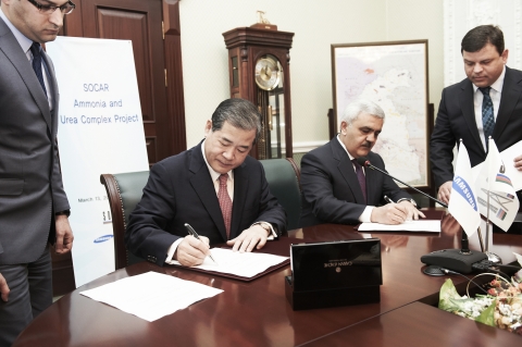 아제르바이잔 수도 바쿠에서 열린 계약식에서 삼성엔지니어링 박기석 사장(왼쪽)과 아제르바이잔 국영석유공사 소카르(SOCAR) 로브나그 압둘라예프(Rovnag Abdullayev) 사장이 계약서에 서명하고 있다.