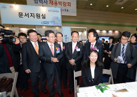 (왼쪽부터) 김억조 현대차 부회장, 윤상직 산업통상부 장관, 유장희 동반성장위원회장, 유일호 국회의원, 방하남 고용노동부 장관이 행사장을 둘러보는 모습