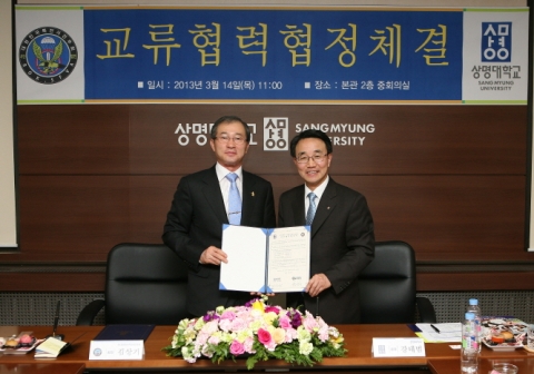 협정을 체결한 상명대 강태범 총장(오른쪽)과 김상기 특전사전우회장(왼쪽)