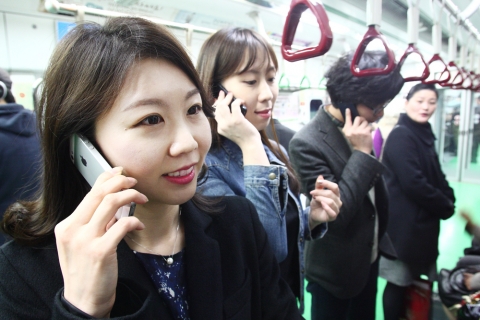 KT는 아이폰5 전 고객을 대상으로 기존 음성 통화 품질이 획기적으로 개선된, 고품질의 선명하고 깨끗한 ‘HD 보이스’ 서비스를 15일부터 전국으로 확대 제공한다고 밝혔다. 사진은