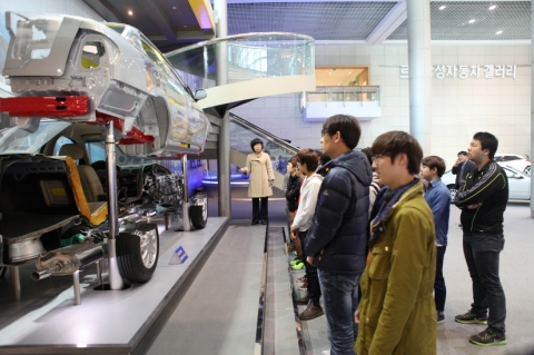 부울경 최초 동명대 동기 유발 학기 프로그램 - 15일 신입생들의 르노삼성자동차 견학 장면2