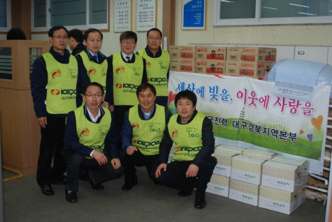 한전 사회봉사단은 ‘13. 3.15(금) 산불 피해규모가 큰 포항과 울주의 재난현장을 방문하여 쌀, 라면 등 800만원 상당의 생필품과 피해를 입은 축사 15동의 전기설비를 보수하