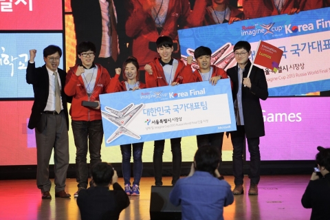지난 15일 개최된 2013 이매진컵 한국 국가 대표 선발전에서 한국 국가 대표로 선발된 루모스 팀이 포즈를 취하고 있다
