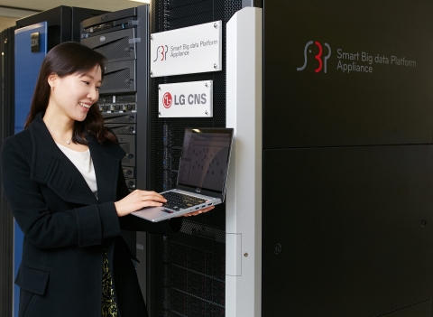 LG CNS는 국내 최초로 HW/SW 일체형 빅데이터 분석 플랫폼인 ‘스마트 빅데이터 플랫폼 어플라이언스(Smart Big data Platform Appliance, 이하 SBP 어플라이언스)’ 를 출시했다. LG CNS 직원이 SBP 어플라이언스를 점검하고 있는 모습.