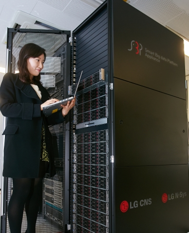 LG CNS는 국내 최초로 HW/SW 일체형 빅데이터 분석 플랫폼인 ‘스마트 빅데이터 플랫폼 어플라이언스(Smart Big data Platform Appliance, 이하 SBP 어플라이언스)’ 를 출시했다. LG CNS 직원이 SBP 어플라이언스를 점검하고 있는 모습.
