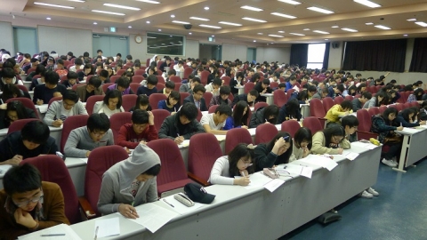 2012년도 고려대 안암캠퍼스에서 열린 한국논술경시대회 장면