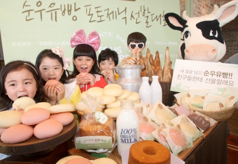 19일 오전 CJ제일제당센터 1층 뚜레쥬르 매장에서 어린이 모델들이 익살스럽게 <빵 속에 순우유> 빵을 먹고 있다. 뚜레쥬르는 <빵 속에 순우유> 우유 크림 