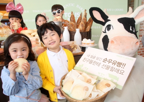 19일 오전 CJ제일제당센터 1층 뚜레쥬르 매장에서 어린이 모델들이 익살스럽게 <빵 속에 순우유> 빵을 먹고 있다. 뚜레쥬르는 <빵 속에 순우유> 우유 크림 