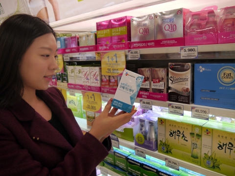 소비자가 홈플러스 매장에서 CJ제일제당 건강기능식품을 살펴보고 있다.