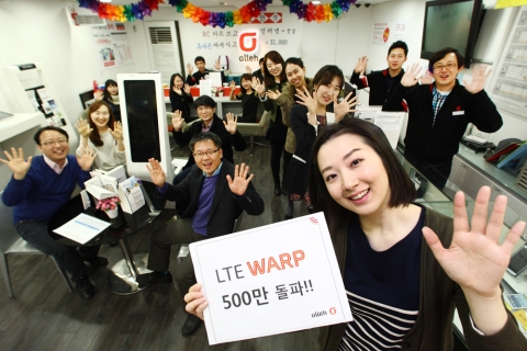 KT는 지난 2012년 1월 LTE 서비스를 시작한지 1년2개월 여만에 가입자 500만명을 돌파했다고 밝혔다. 사진은 서울 교대역 사거리에 위치한 KT 대리점에서 대리점 직원들과 